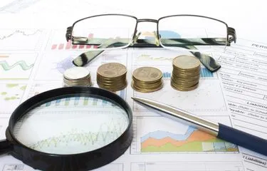 Risiko & Imbal Hasil: Dua Wajah Program Inklusi Keuangan Global